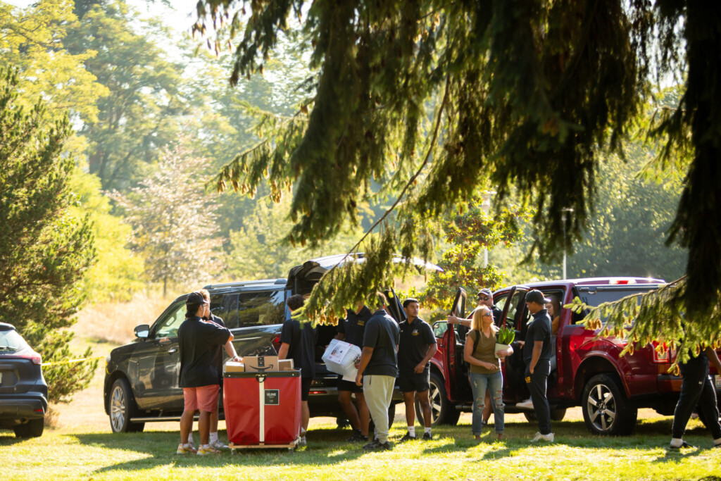 Student unload their cars to move onto campus.