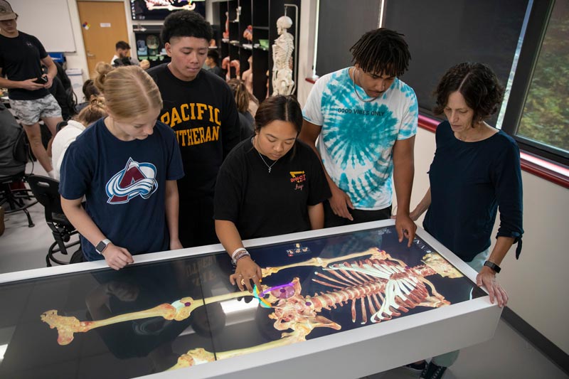 PLU students in Biology lab