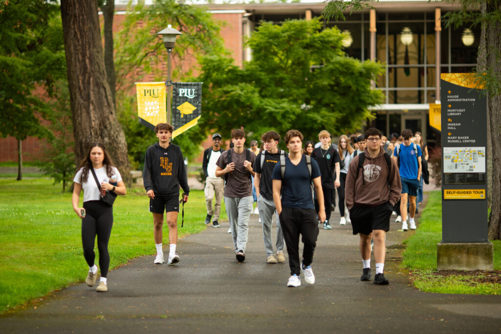 A group of students walk across campus.