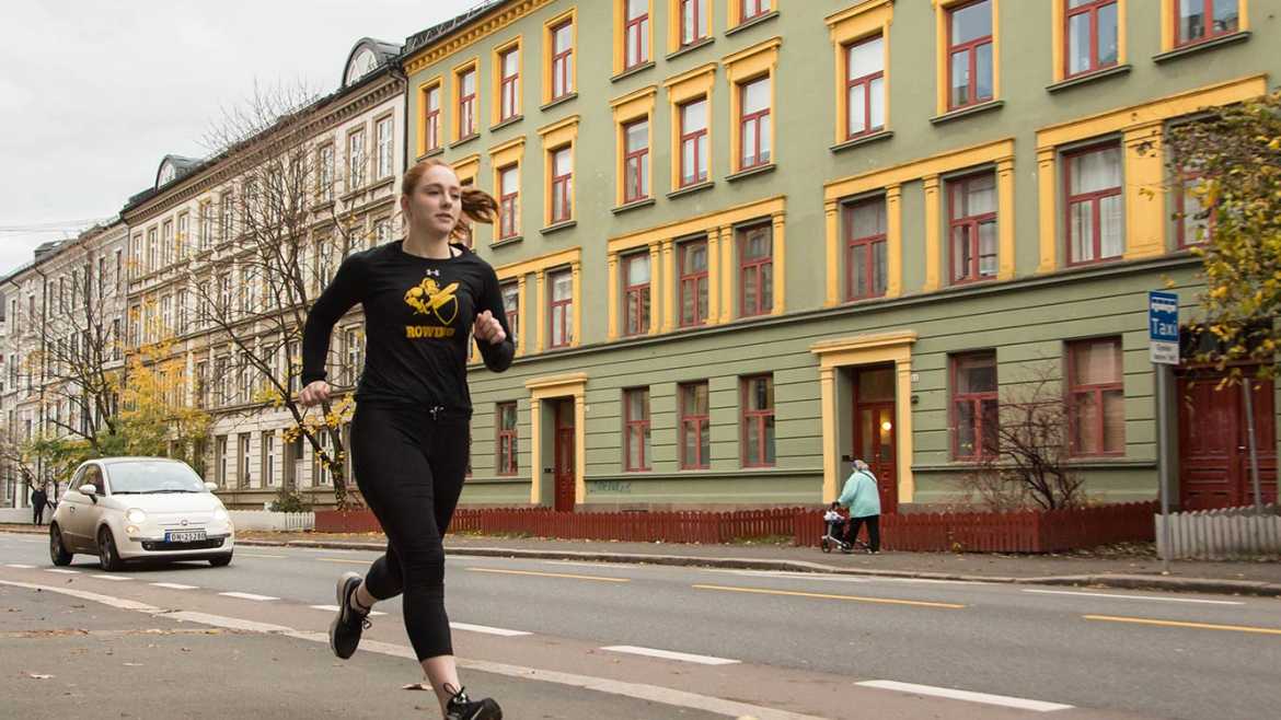 Molly Ivey running in the streets in Oslo, Norway